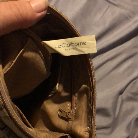 A Liz Claiborne cross body shoulder bag. In gold, beige and brown tones - Picture 10 of 10